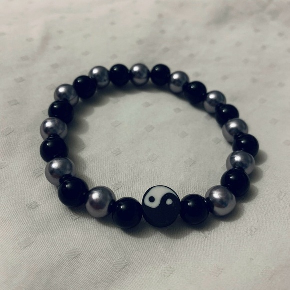 5/$20 ENTIRE SHOP CLEARANCE Yin and Yang unisex stretchy beaded bracelet ☯️ - Picture 1 of 1